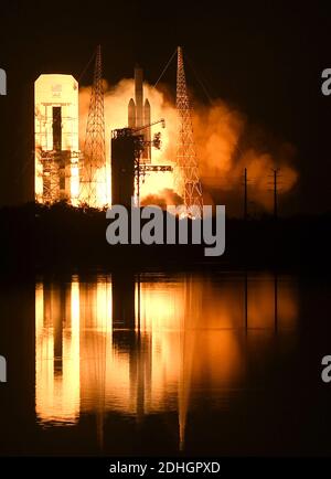 Le 10 décembre 2020 - Cape Canaveral, Floride, États-Unis - LANCEMENT d'une fusée Delta IV-Heavy de United Launch Alliance à partir du PAD 37B à la station de la Force aérienne de Cape Canaveral le 10 décembre 2020 à Cape Canaveral, Floride. La fusée transporte un satellite espion classé pour l'Office national de reconnaissance. (Paul Hennessy/Alamy) Banque D'Images