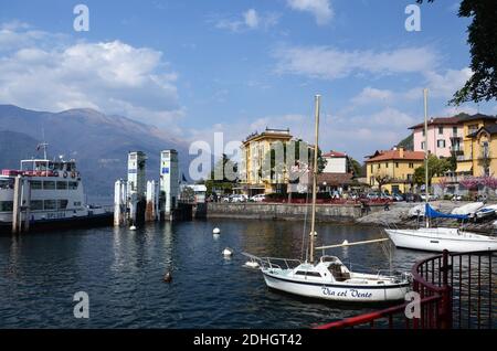 Bateaux dans le port de Varenna Lac de Côme Italie Banque D'Images