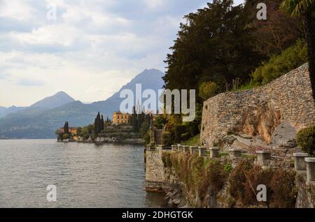 vue sur le lac de côme depuis les jardins de varenna itay Banque D'Images