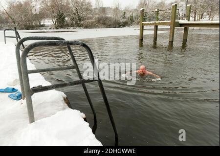 Nageurs d'hiver, braves la neige et la glace pour leur baignade quotidienne dans le bassin de baignade pour hommes Highgate, Hampstead Heath, Londres, Royaume-Uni. 8 janvier 2010 Banque D'Images