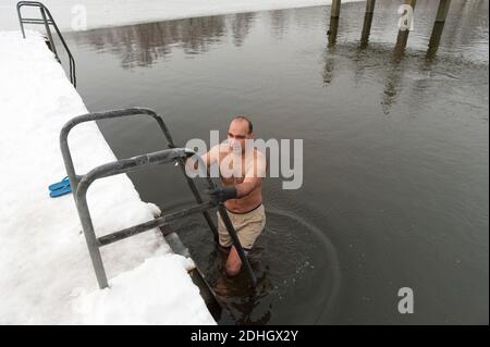 Shakeel Khan, brave la neige et la glace pour sa baignade quotidienne dans le bassin de baignade pour hommes Highgate, Hampstead Heath, Londres, Royaume-Uni. 8 janvier 2010 Banque D'Images