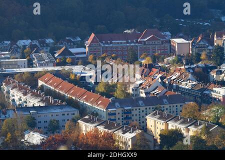 Freiburg im Breisgau, Allemagne - 11 09 2012: Vue pittoresque de la ville depuis la montagne, forêt noire enneigée, montagnes dans les nuages. Banque D'Images