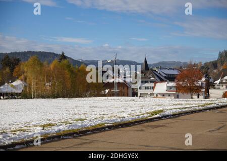 Titisee-Neustadt, Allemagne - 10 30 2012: Les environs de Titisee, village européen dans une belle journée froide d'hiver Banque D'Images