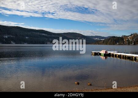 Titisee-Neustadt, Allemagne - 10 30 2012 : vue pittoresque du lac Titisee, le jour d'automne, beau et ensoleillé Banque D'Images