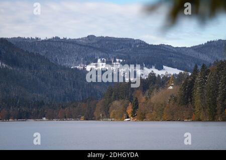 Titisee-Neustadt, Allemagne - 10 30 2012 : vue pittoresque du lac Titisee, le jour d'automne, beau et ensoleillé Banque D'Images