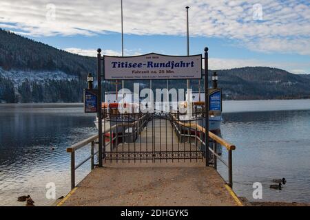 Titisee-Neustadt, Allemagne - 10 30 2012 : vue pittoresque du lac Titisee, le jour d'automne, beau et ensoleillé Banque D'Images