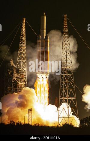 A United Launch Alliance (ULA) Delta IV lance une fusée lourde à 8 h 09 à partir du complexe 37 à la station aérienne de Cape Canaveral, en Floride, le jeudi 10 décembre 2020. À bord est une charge utile classifiée pour l'Office national de reconnaissance des États-Unis. Photo de Joe Marino/UPI crédit: UPI/Alay Live News Banque D'Images