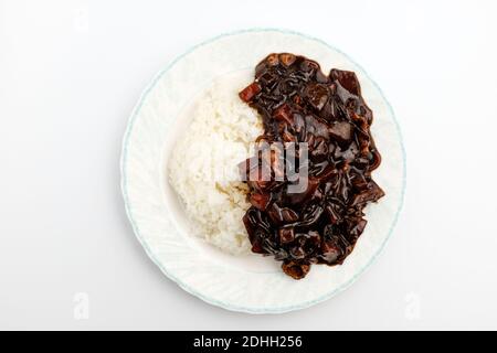 Riz Jjajang dans un plat sur fond blanc Banque D'Images