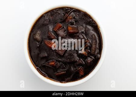 Sauce Jjajang avec légumes et jjajang sur fond blanc Banque D'Images