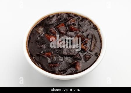 Sauce Jjajang avec légumes et jjajang sur fond blanc Banque D'Images