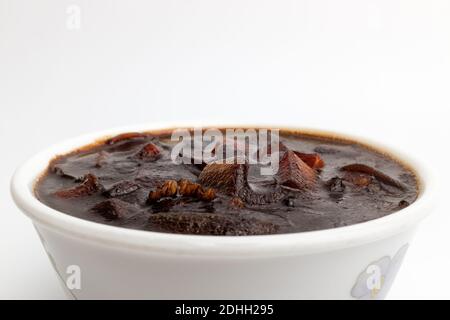Sauce Jjajang avec légumes et jjajang sur fond blanc Banque D'Images