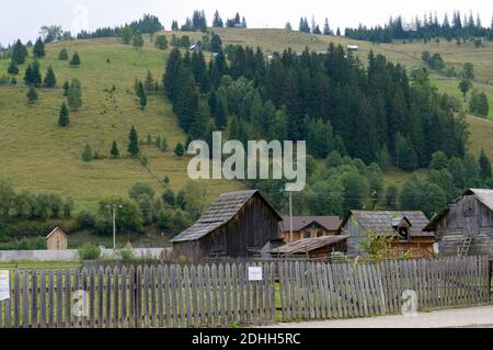 Petit village avec maisons en bois dans la campagne roumaine Banque D'Images