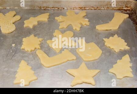 Biscuits de sucre prêts sur un plateau d'argent pour cuire sur un plateau d'argent biscuits en forme de flocons de neige, anges, stockage, arbre de noël, et un dreidel. Banque D'Images