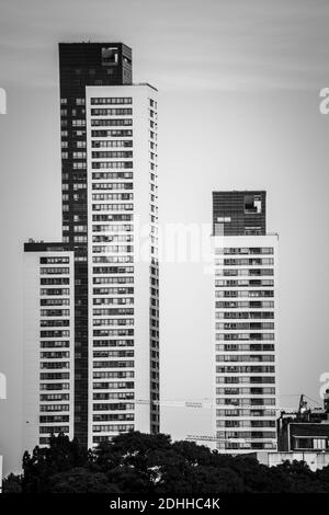 Une photo verticale en niveaux de gris des grands bâtiments capturés à jour Banque D'Images