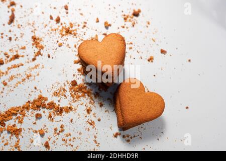 Biscuits faits maison en forme de coeur de chocolat et biscuit au beurre sur blanc arrière-plan Banque D'Images