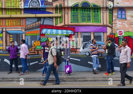 Ouvriers bangladais devant une peinture murale à Desker Road, dans Little India, Singapour, représentant les monuments de Little India Banque D'Images