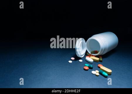 Bouteilles médicales et médicaments pilules débordant sur fond bleu pastel. Vue de dessus avec espace de copie. Santé, pharmacie, concept de médecine Banque D'Images