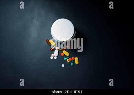 Bouteilles médicales et médicaments pilules débordant sur fond bleu pastel. Vue de dessus avec espace de copie. Santé, pharmacie, concept de médecine Banque D'Images