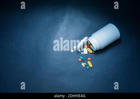 Bouteilles médicales et médicaments pilules débordant sur fond bleu pastel. Vue de dessus avec espace de copie. Santé, pharmacie, concept de médecine Banque D'Images