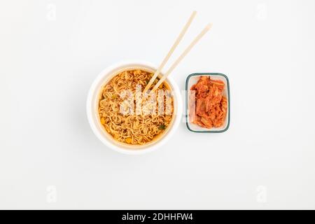 Ramen instantané sur fond blanc Banque D'Images