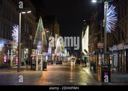 Glasgow, Écosse, Royaume-Uni. 11 décembre 2020. Photo : « Style Mile » de Glasgow, rue Buchan ornée de lumières de Noël. Les rues du centre-ville de Glasgow ont un peu d'affaires qu'hier, mais encore très vides vu que Glasgow a terminé la phase 4 et est entré dans la phase 3 confinement aujourd'hui de la pandémie du coronavirus (COVID19). Crédit : Colin Fisher/Alay Live News Banque D'Images