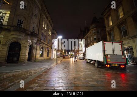 Glasgow, Écosse, Royaume-Uni. 11 décembre 2020. Photo : « Style Mile » de Glasgow, rue Buchan ornée de lumières de Noël. Les rues du centre-ville de Glasgow ont un peu d'affaires qu'hier, mais encore très vides vu que Glasgow a terminé la phase 4 et est entré dans la phase 3 confinement aujourd'hui de la pandémie du coronavirus (COVID19). Crédit : Colin Fisher/Alay Live News Banque D'Images