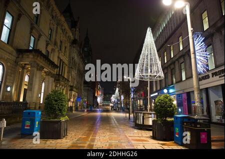 Glasgow, Écosse, Royaume-Uni. 11 décembre 2020. Photo : « Style Mile » de Glasgow, rue Buchan ornée de lumières de Noël. Les rues du centre-ville de Glasgow ont un peu d'affaires qu'hier, mais encore très vides vu que Glasgow a terminé la phase 4 et est entré dans la phase 3 confinement aujourd'hui de la pandémie du coronavirus (COVID19). Crédit : Colin Fisher/Alay Live News Banque D'Images