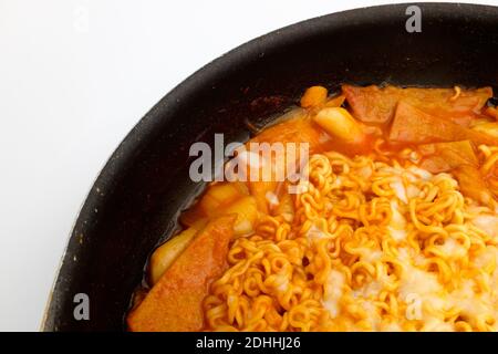 Tteokbokki épicé sur fond blanc Banque D'Images