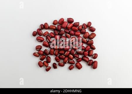 Haricots rouges mûrs sur fond blanc Banque D'Images