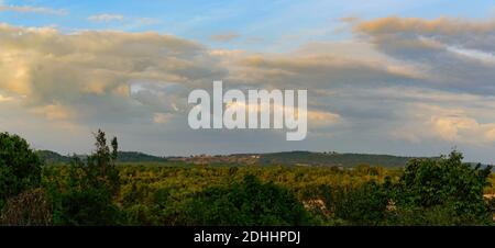 Magnifique coucher de soleil coloré sur la mer avec des nuages spectaculaires. Vue panoramique. Beauté monde naturel extérieur Voyage arrière-plan Banque D'Images