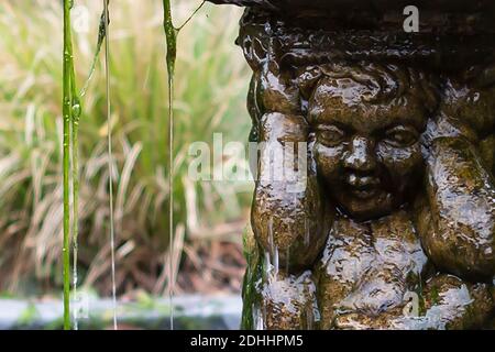 Fontaine Cherub avec gouttes d'eau Banque D'Images