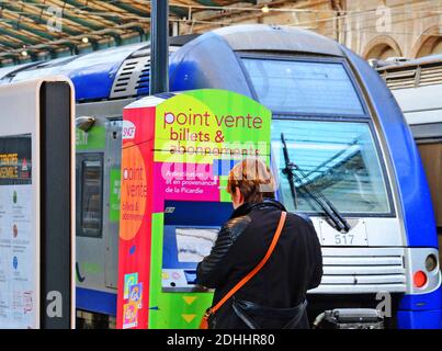 Une femme s'est autoétiquetée à un guichet automatique, gare du Nord, Paris, Ile-de-France, France Banque D'Images