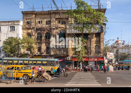 Véhicules de transport en commun sur la route de la ville indienne avec l'ancien patrimoine Bâtiments de l'Esplanade Kolkata Banque D'Images