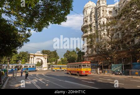 Route de la ville avec autobus public près de l'entrée de la maison du gouverneur avec vue sur les bâtiments du patrimoine colonial dans la région de Dalhousie Kolkata, Inde Banque D'Images