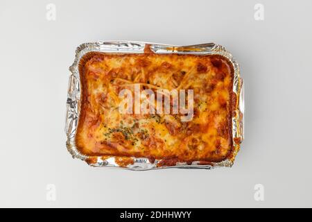 Spaghetti à la tomate sur fond blanc Banque D'Images