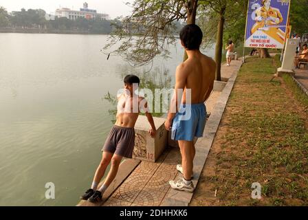 Vietnam. Hanoï. Exercices du matin au lac Hoan Kiem. Banque D'Images