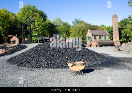 Un tas de charbon avec un ancien pram pour le transport Il en face d'UNE mine de charbon Pit à la Black Country Living Museum à Dudley West Midlands, Angleterre, Royaume-Uni Banque D'Images