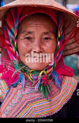 Vietnam. Nord du Vietnam. Bac ha. Groupe ethnique Hmong de fleurs au marché CAN Cau. Banque D'Images