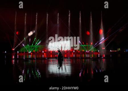 Vue sur la « Palm House Grand finale », qui comprend des projections festives tombant sur un écran géant d'eau dans le lac pendant Noël à Kew, dans les jardins botaniques royaux de Kew, Londres. Banque D'Images