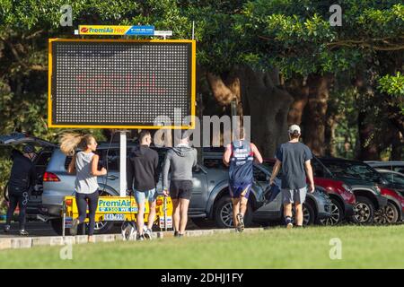Un signe de distanciation sociale COVID-19 (coronavirus) sur Grand Drive dans Centennial Park à Sydney, en Australie. Banque D'Images
