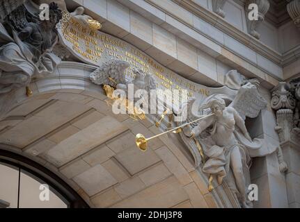 Berlin, Allemagne. 02e décembre 2020. Des sculptures en pierre ornent les murs du foyer du Forum Humboldt. Le Forum Humboldt dans le Palais de Berlin reconstruit doit ouvrir ses portes mardi (16 décembre) après sept bonnes années de construction et plusieurs reports de l'ouverture - en raison de la couronne, il ne sera initialement que numérique. (À 'ex-Punkers sur leur chemin à travers le Palais - Forum Humboldt avant l'ouverture') Credit: Fabian Sommer/dpa/Alamy Live News Banque D'Images