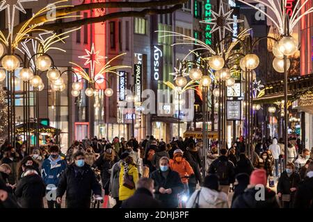 De nombreuses personnes magasinent à la veille de Noël sur Schildergasse À Cologne pendant le verrouillage partiel dû à la corona pandémie Banque D'Images