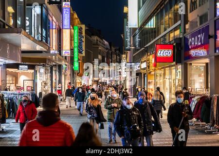 De nombreuses personnes magasinent à la veille de Noël sur Schildergasse À Cologne pendant le verrouillage partiel dû à la corona pandémie Banque D'Images