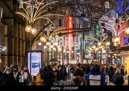 De nombreuses personnes magasinent à la veille de Noël sur Schildergasse À Cologne pendant le verrouillage partiel dû à la corona pandémie Banque D'Images