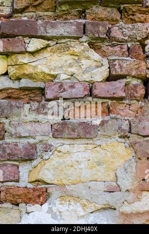 arrière-plans abstraits : ancien mur de briques rouges ruiné avec pierres de chaux Banque D'Images