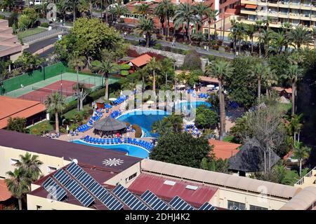 Tenerife, Iles Canaries, Espagne - 01 avril 2018 : personnes non identifiées dans un complexe hôtelier avec piscine et court de tennis à Puerto de la Cruz Banque D'Images