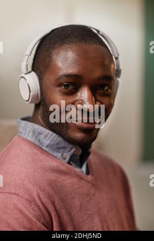 Portrait d'un jeune homme africain dans un casque sans fil appareil photo Banque D'Images