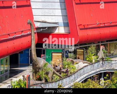 MEDELLIN, COLOMBIE - 03 décembre 2020 : Medellin, Antioquia, Colombie - 2 décembre 2020 : explorez le parc avec un dinosaure Brontosaurus à l'entrée Banque D'Images