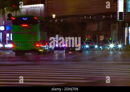 Un embouteillage de nuit au croisement de Ginza long prise de vue Banque D'Images