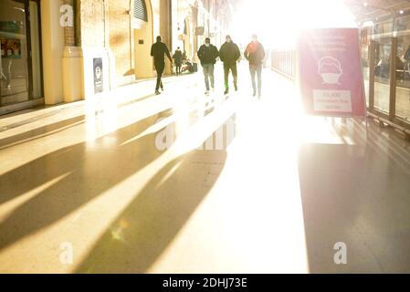 Londres, Angleterre, Royaume-Uni. Gare Victoria Concourse par plate-forme 1 par une belle journée d'hiver Banque D'Images